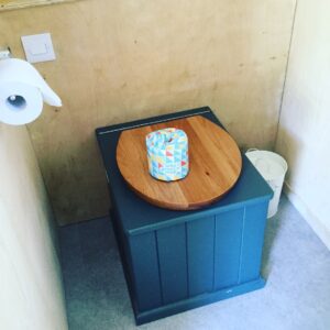 composting toilet with toilet roll